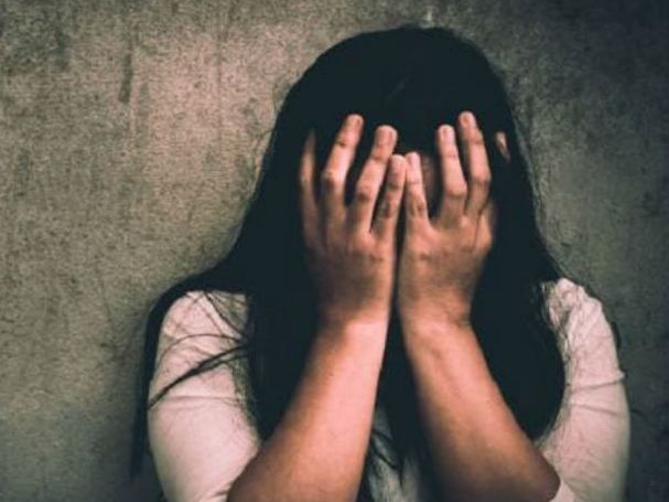  पीड़िता ने अपने परिजन काे इशारे में अपने साथ हुई घटना बताई
