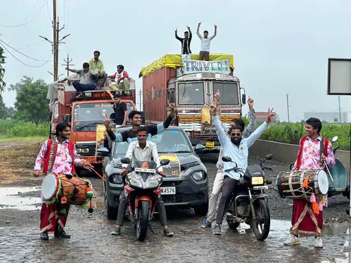 इस ग्रुप में कुल 14 गाड़ियां थीं