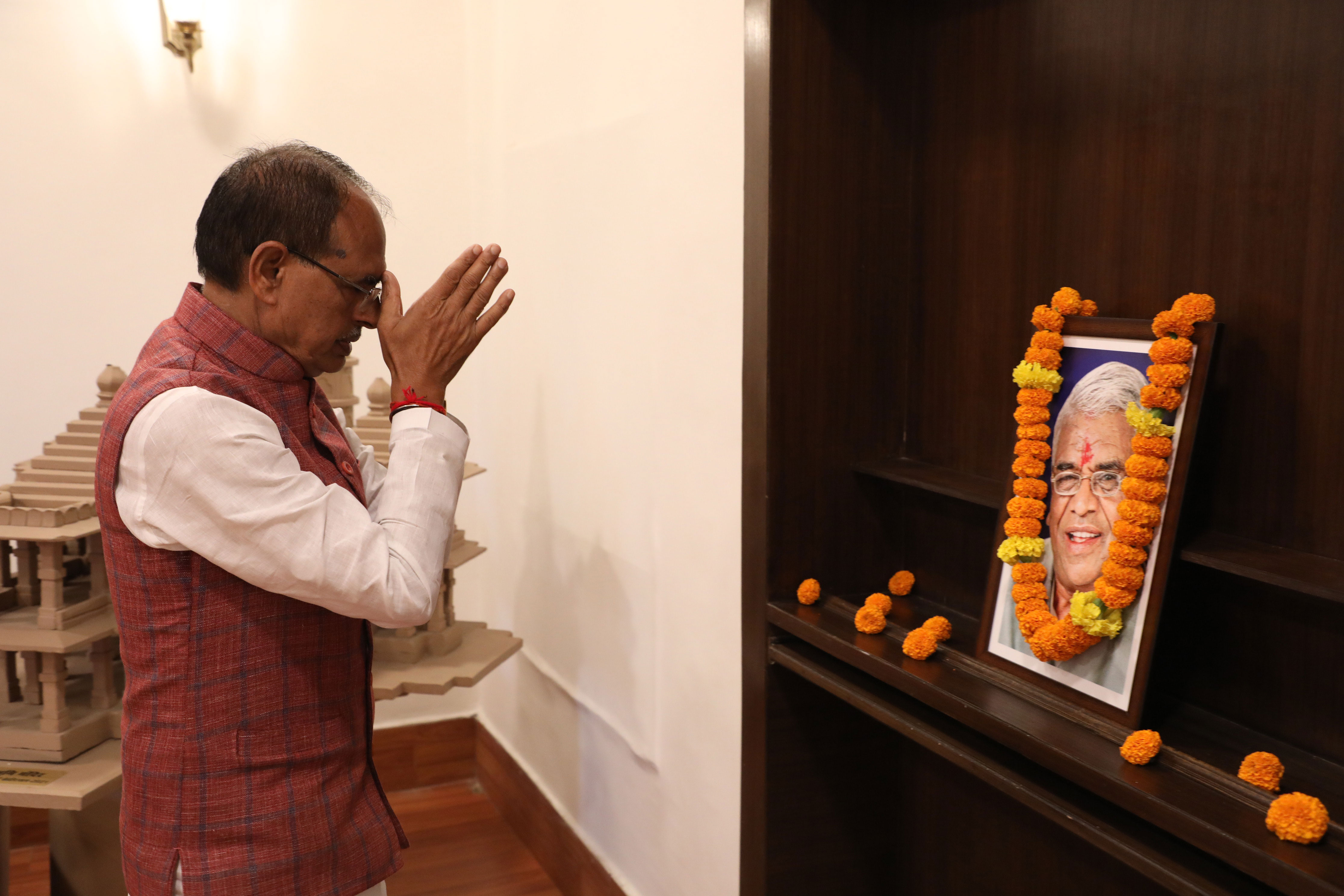 आदर्श कार्यकर्ता के रूप में उनका प्रेरक व्यक्तित्व हम सभी के लिए अनुकरणीय है