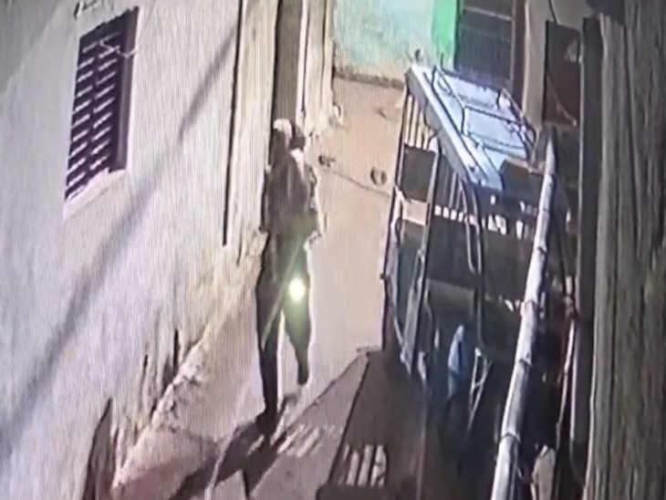 रंगा नशेड़ी और सिरफिरा है