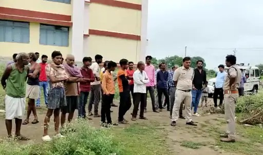 घटनाक्रम की सूचना मिलते ही पुलिस मौके पर पहुंची और शव का पंचनामा बनाया