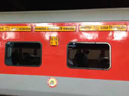 ट्रेन में सफर करने वाले यात्री भी शर्मशार हो गए