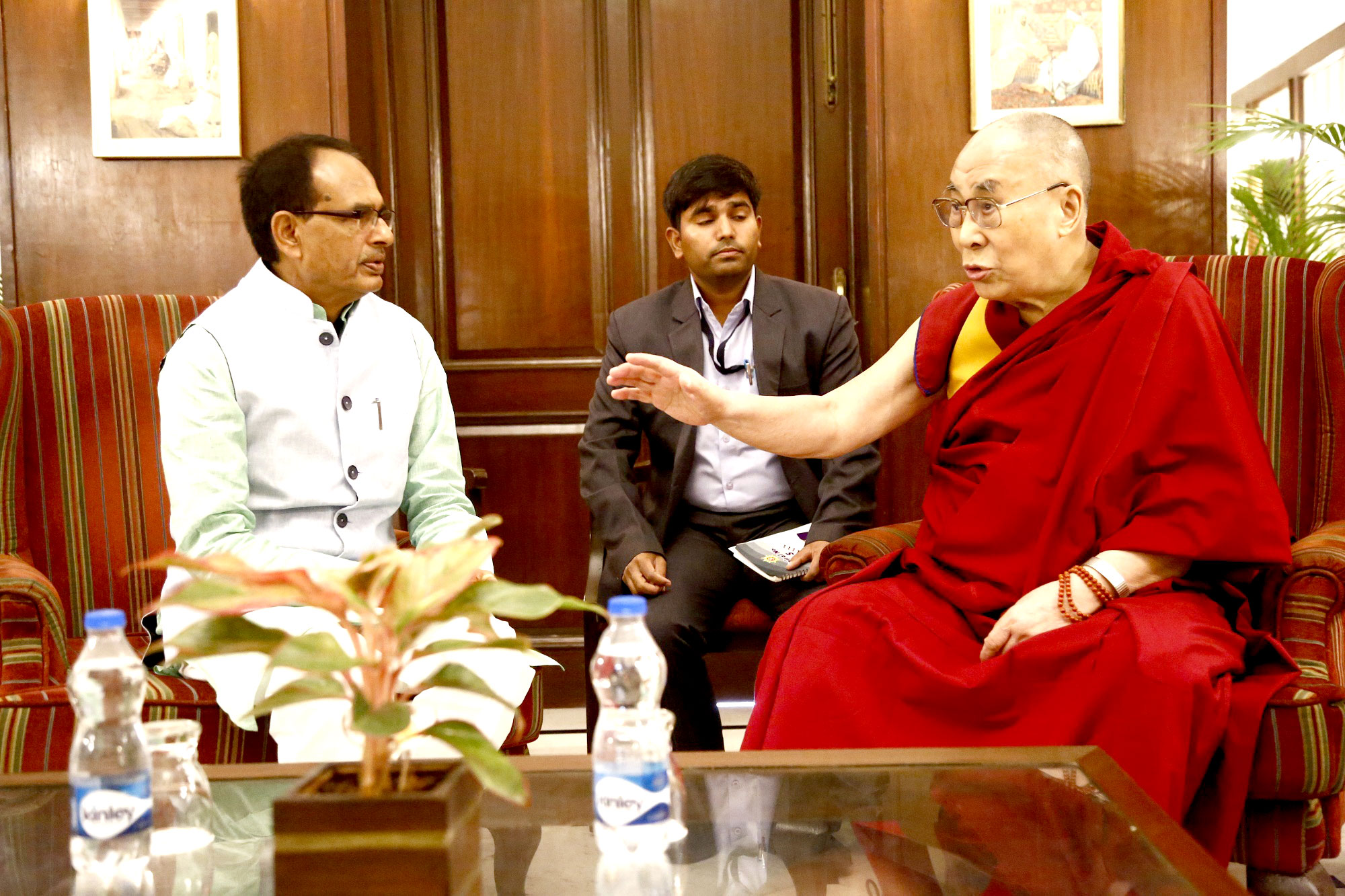शिवराज ने की बौद्ध धर्म गुरू दलाई लामा से मुलाकात