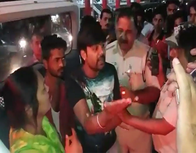 कोलार पुलिस तमाशबीन 