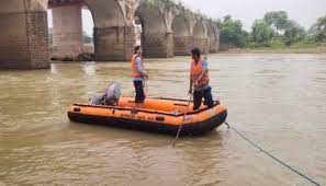 Vidisha, Young men and women,  Betwa river