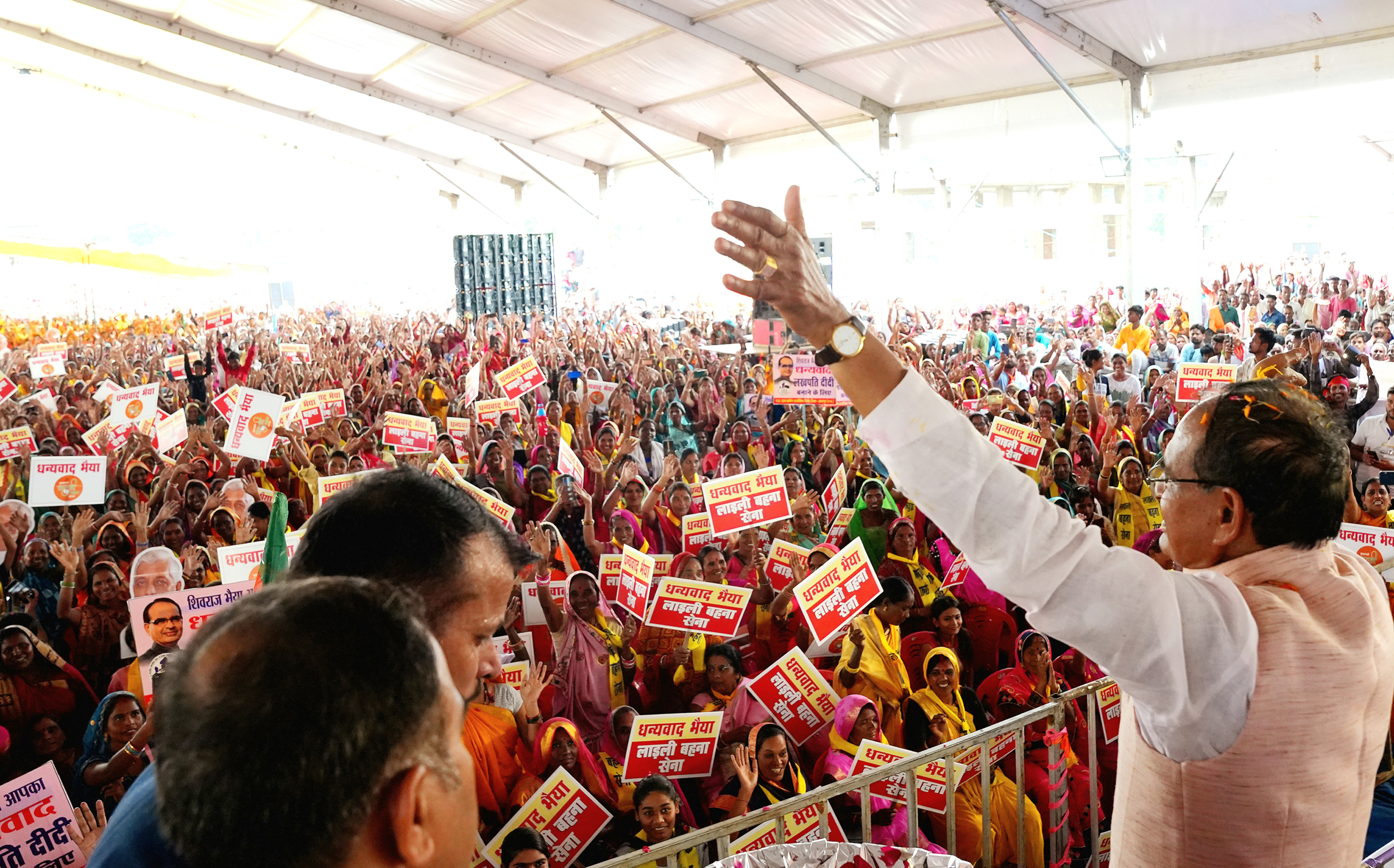 बहनों की राखियां स्नेह, प्यार और आत्मीयता का मजबूत बंधन है