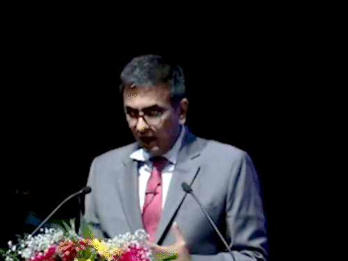  जब आपके पास मौका हो तो दूसरों को ऊपर उठाएं