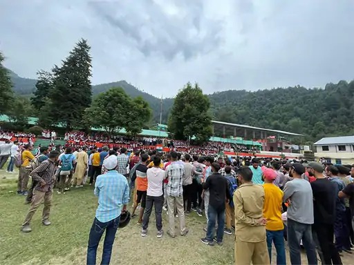 लोगों की भीड़ सड़क पर आ गई थी और घटना का विरोध किया था