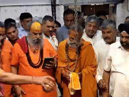 पुलिस ने मंदिर ले जाकर जलाभिषेक कराया