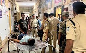 वक की कुछ लड़कों ने गोली मारकर हत्या कर दी 