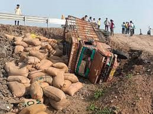 mandsour, Truck loaded, overturned