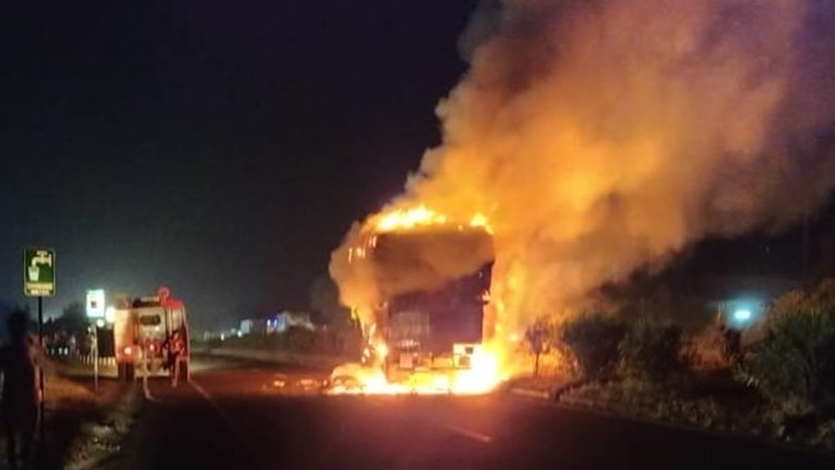 seoni, Truck burning ,road