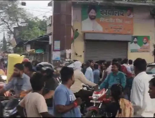 युवतियों के द्वारा युवक के साथ मारपीट करने का वीडियो सामने आया