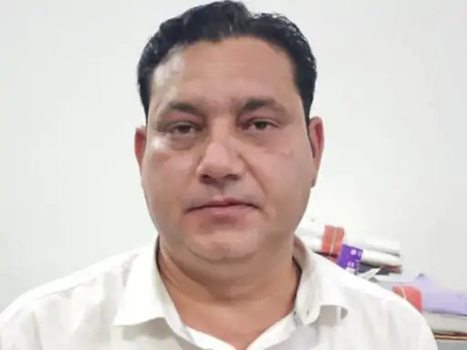 आरोपी लग्जरी कार में घूम-घूमकर ऑनलाइन क्रिकेट सट्टा खिला रहा था