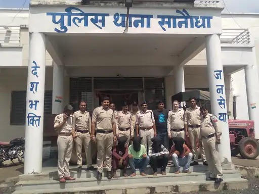 आरोपी चोरी का ट्रैक्टर बेचने के लिए ग्राहक की तलाश कर रहे थे