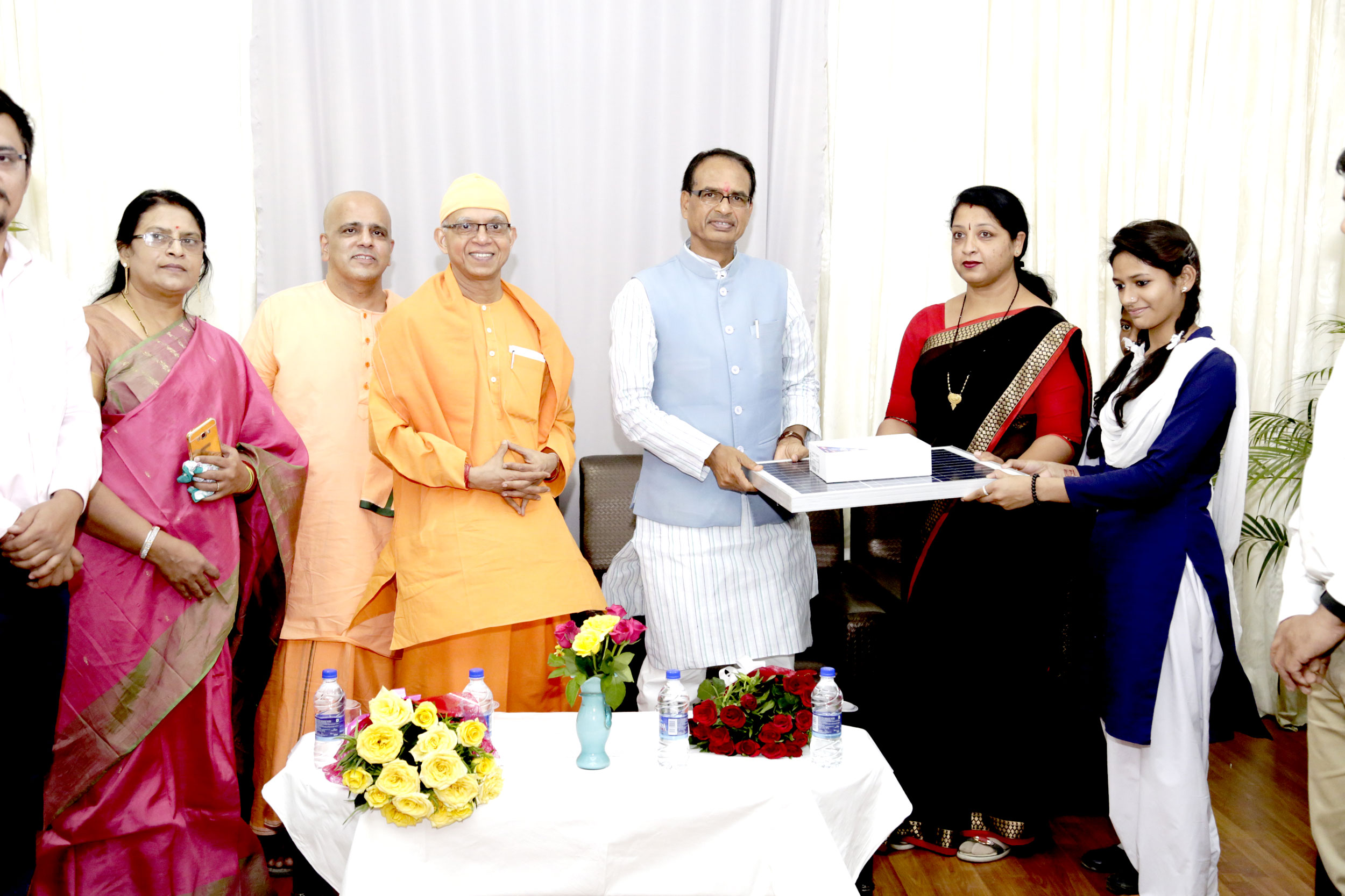 सरकारी स्कूलों को एलसीडी ,सोलर पेनल वितरण 