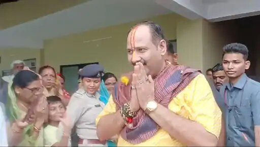 कथावाचक पंडित प्रदीप मिश्रा ने तीखी प्रतिक्रिया दी