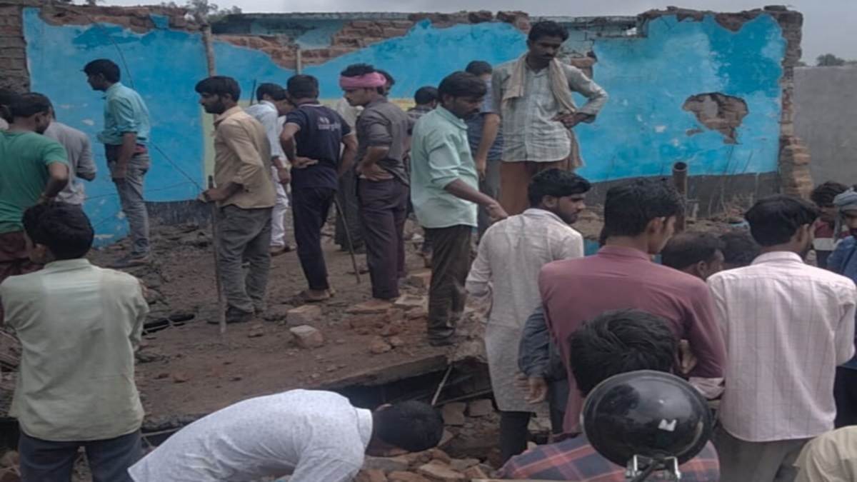 vidisha, demolition,dilapidated school building, roof collapsed