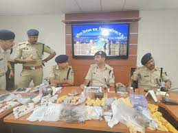 हथियार दिखाकर रंगदारी करने वाले बदमाशों पर पुलिस का एक्शन: