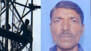 स्थानीय लोगों ने उसे नीचे उतर आने की समझाइश दी 