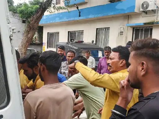 मंत्री ने लोगों से अस्पताल को लेकर जानकारी ली