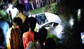 vidisha, Uncontrollable car ,roadside ditch