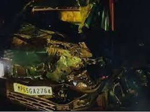 anuppur,Magic vehicle, rammed into truck