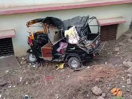 sidhi, Auto carrying , overturned