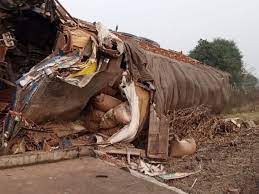 seoni, Truck lost control , driver died