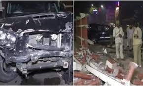 indore, Speeding Scorpio, hits wall 