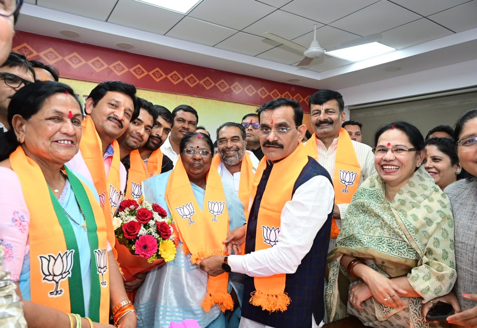 bhopal, ,Radha Sudhir Patel ,joined BJP