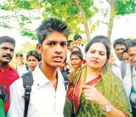 मजनुओं की समाजसेवियों ने ली खबर