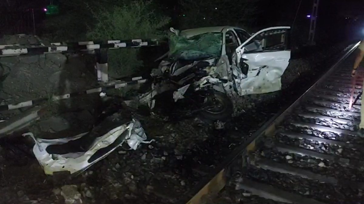 anuppur, Speeding car ,breaks railway gate 