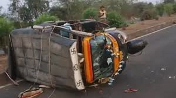 sagar, Auto full of devotees ,overturned