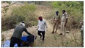 damoh,  two minor children,well without parapet 