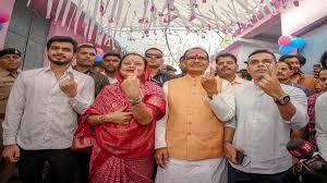 bhopal, Shivraj Singh claims, Digvijay is losing 