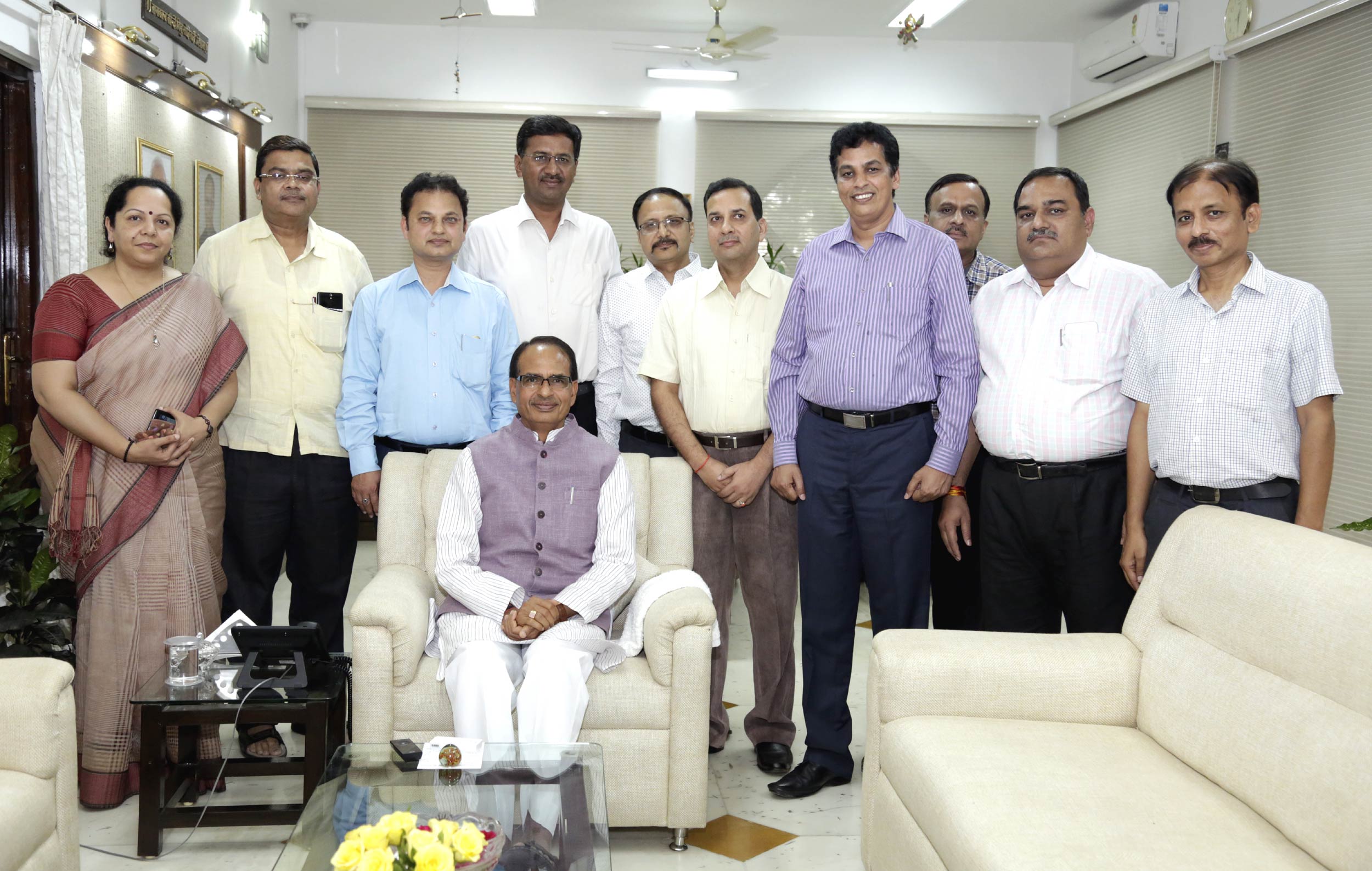 सीएम शिवराज -आईएएस अधिकारी 