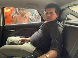 indore, Drunk professor, hits four 