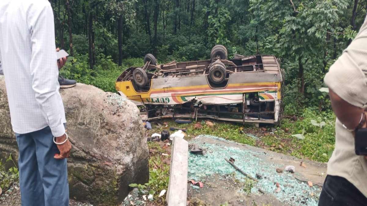 sehore,  control and overturned,   40 passengers injured