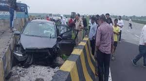 dewas,Uncontrolled car  , divider