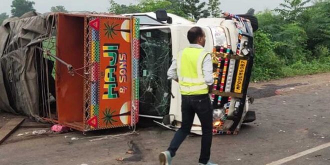 neemuch, Mini truck hits, police vehicle and pickup