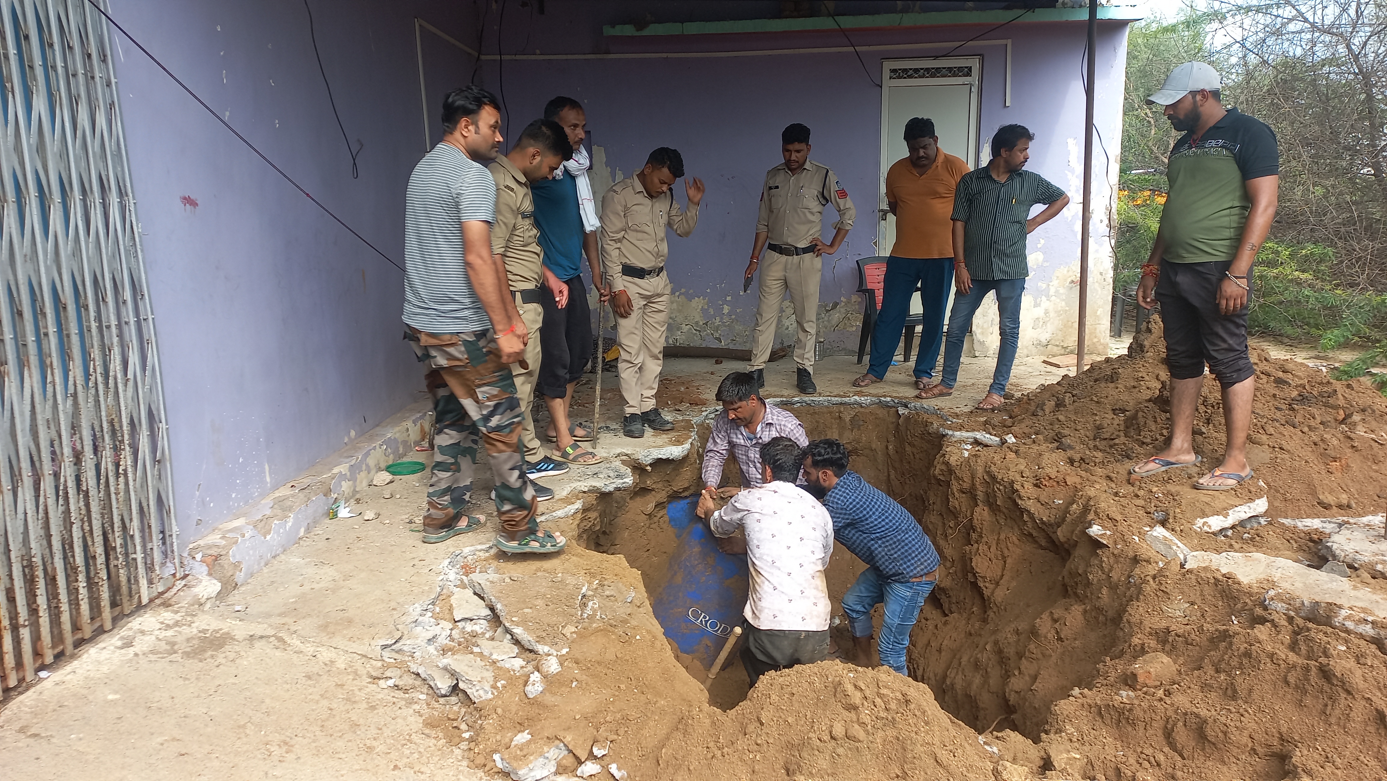 shivpuri,  Police dug, cache of liquor 