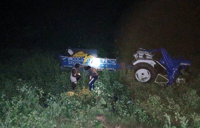 damoh, Tractor trolley ,devotees overturned 