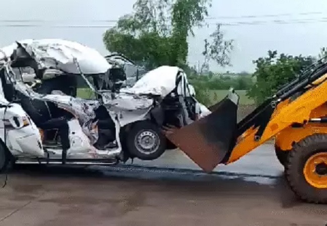 vidisha, Car full of devotees , 4 killed