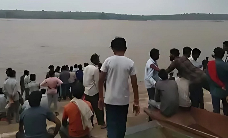 dewas,Boat full of workers  , one missing