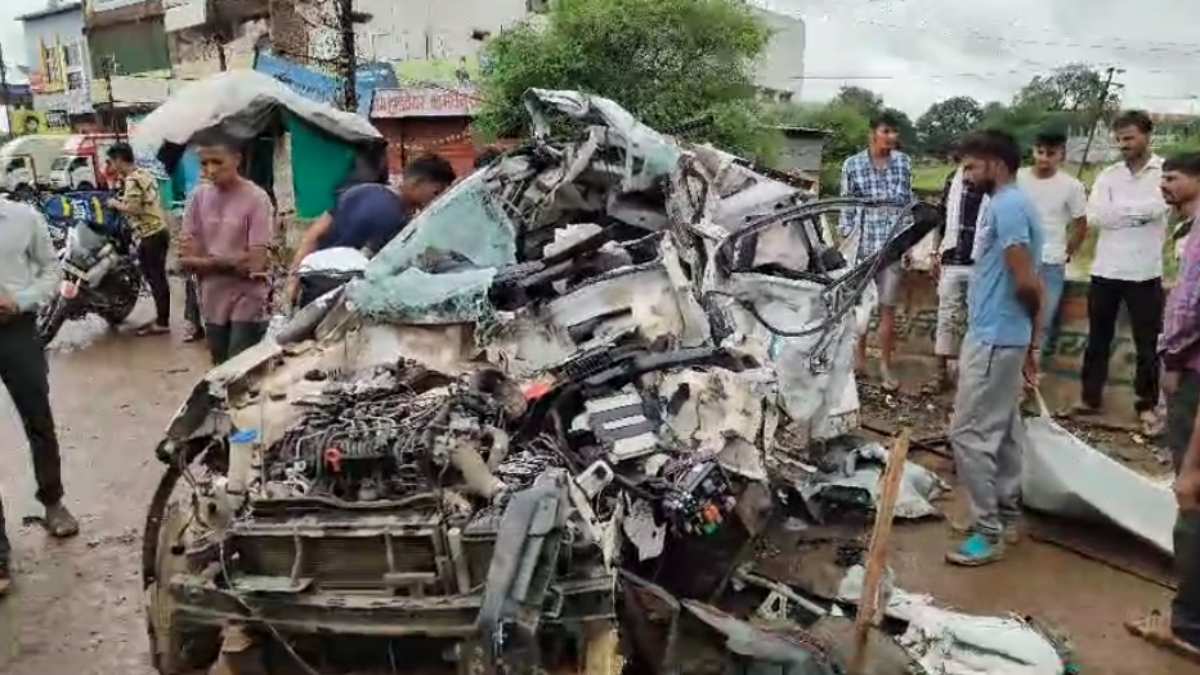 guna,  speeding car rammed, young man died