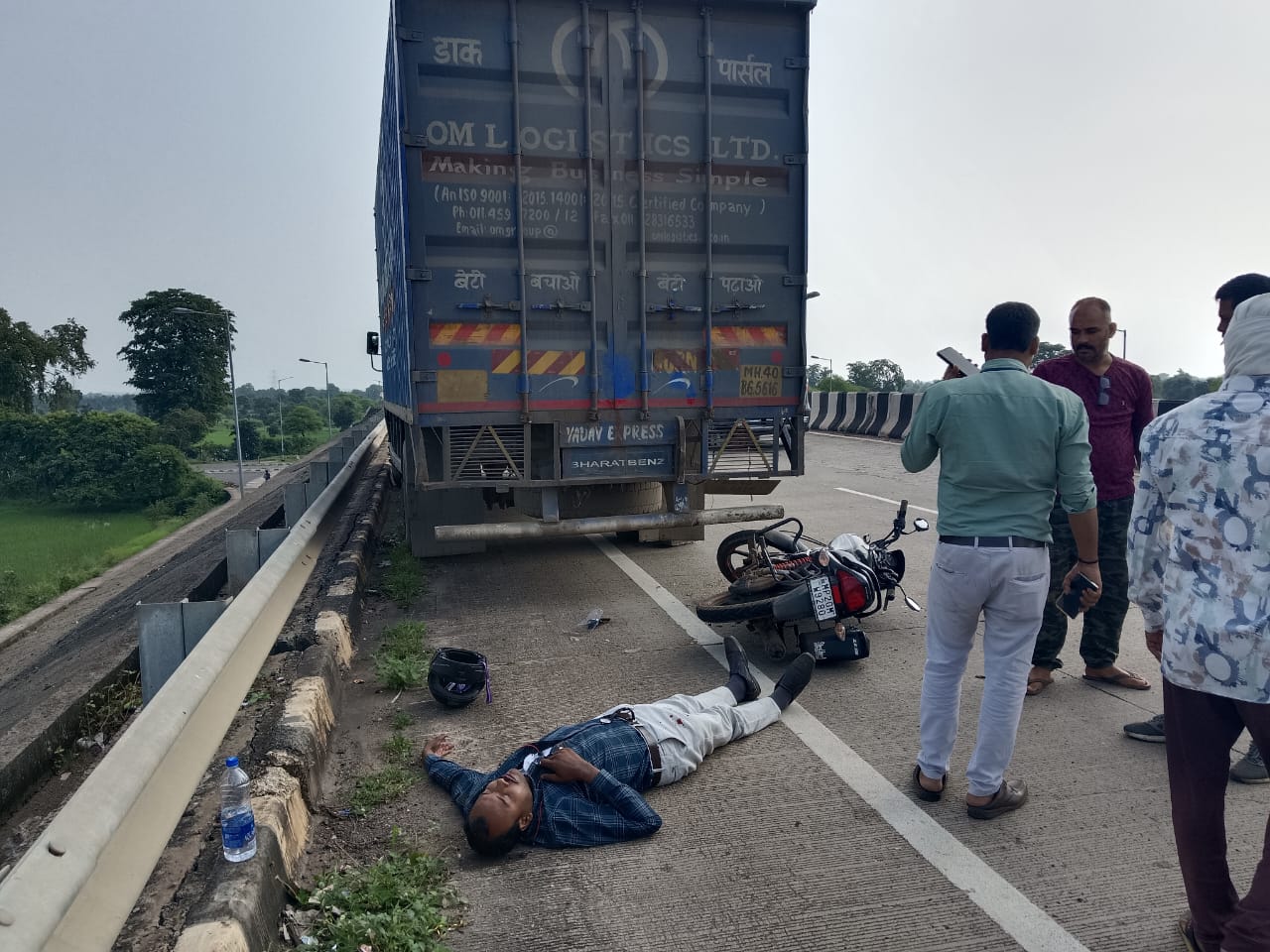 jabalpur, Bike rider ,talking on the phone
