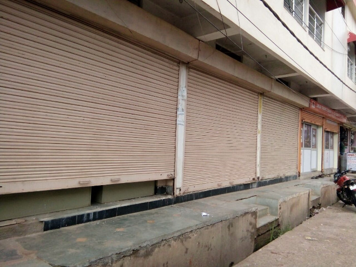 थाने के पास दुकानों के ताले टूटे