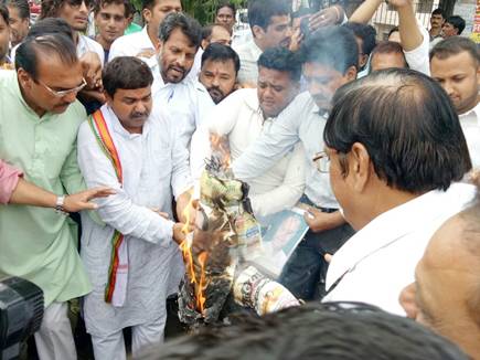 नंदकुमार और शिवराज सिंह का पुतला जलाया 