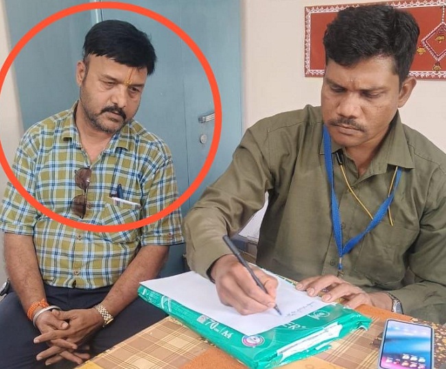 chindwara, BEO office clerk, arrested red-handed 